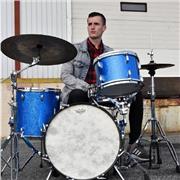 Clases particulares de batería (rock, blues, jazz, heavy...) para todos los niveles y edades. Soy Xabi, graduado en Batería en el CSMN. ¿Hablamos?